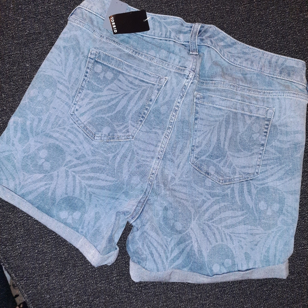 Skull Mid Rise Super Soft Midi Short - Picture 7 of 7